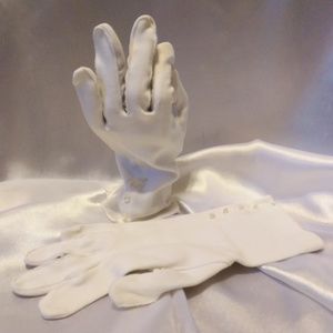VINTAGE OFF WHITE COTTON GLOVES WITH PEARL BUTTONS